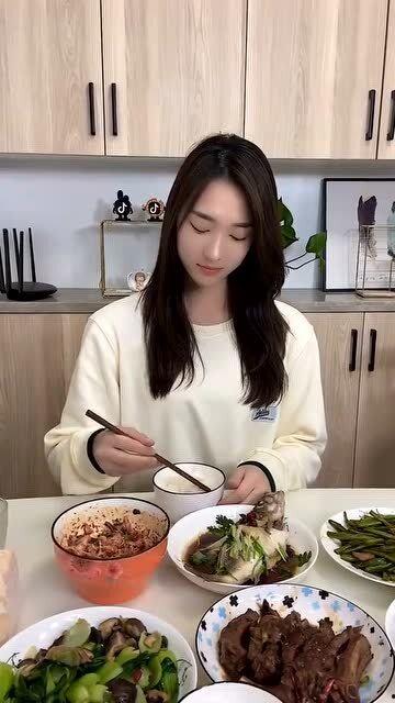 网红媳妇吃瓜图片,这瓜太甜了！